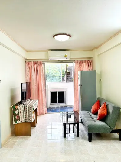 1-bed condo for rent near ARL Makkasan, photo 1 of 5