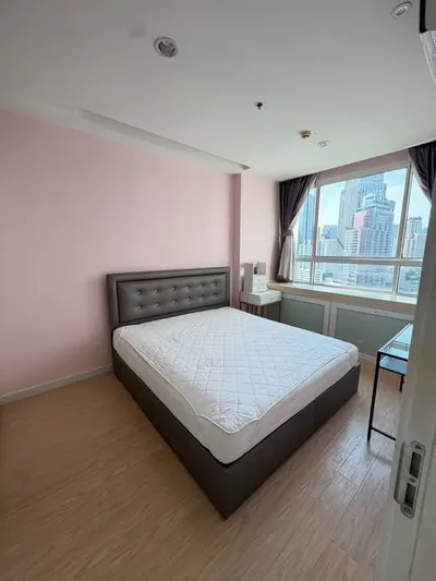 1-bed condo for rent near MRT Huai Khwang, photo 1 of 5