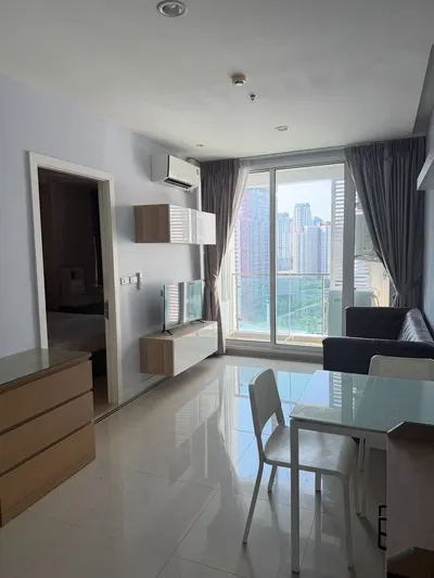 1-bed condo for rent near MRT Huai Khwang, photo 2 of 5