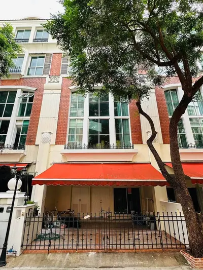 Baan klang Krung (British Town - Thonglor)の4ベッドルームタウンハウス（賃貸）、写真1/9