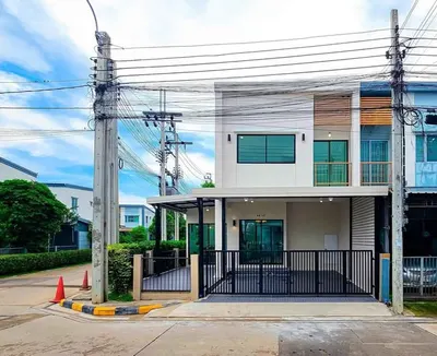4-bed townhouse for sale near MRT Khlong Bang Phai, photo 1 of 5