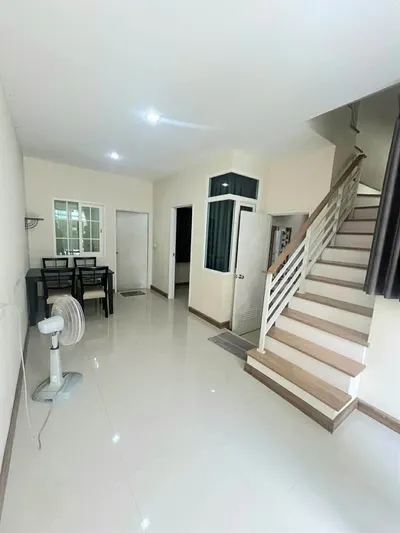 Maison de ville 3 chambres à vendre près de la station MRT Ram Inthra 3, photo 3 sur 5