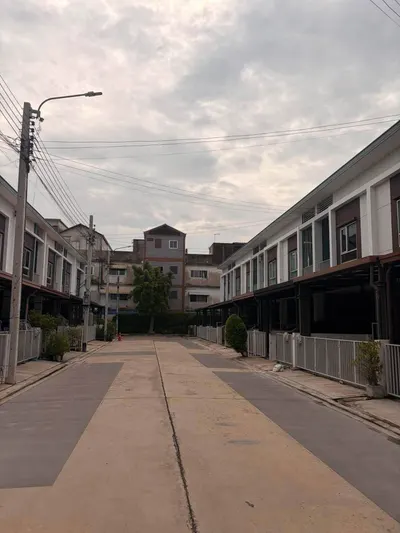 Maison de ville 3 chambres à louer près de la station BTS Saphan Mai, photo 3 sur 5