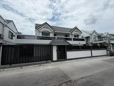 4-bed house for rent near MRT Sukhumvit, photo 1 of 5