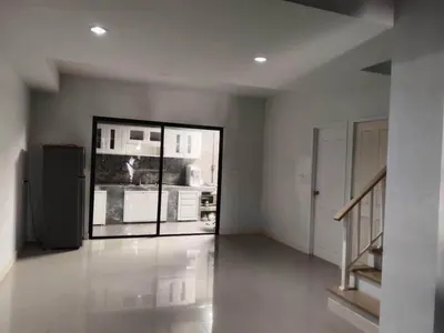 3-bed townhouse for rent near MRT Bang Phlu, photo 4 of 5
