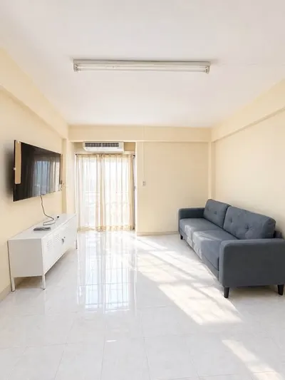 1-bed condo for rent near MRT Sutthisan, photo 1 of 5