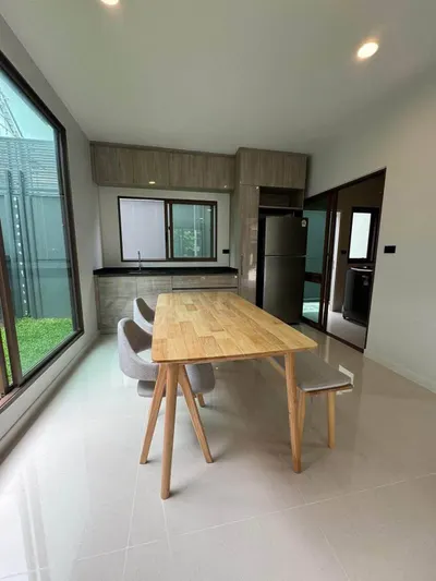 Maison 4 chambres à louer près de la station MRT Bang Kapi, photo 2 sur 5
