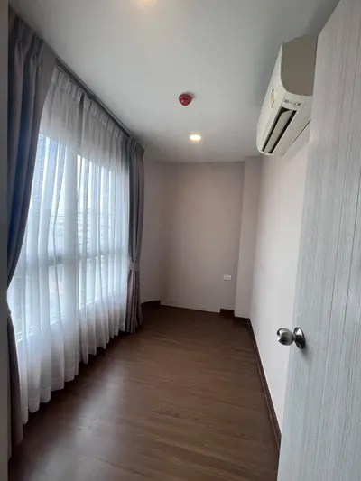 Condo 2 chambres à louer près de la station MRT Bang Khun Non, photo 3 sur 5
