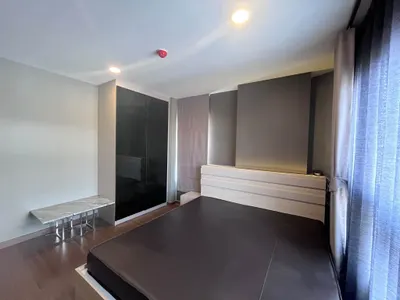 Condo 2 chambres à louer près de la station MRT Bang Khun Non, photo 2 sur 5