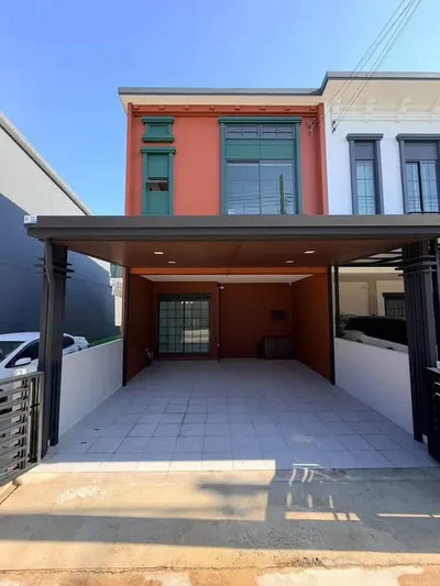Maison de ville 2 chambres à louer à Siri Place Lat Phrao 101, photo 1 sur 5