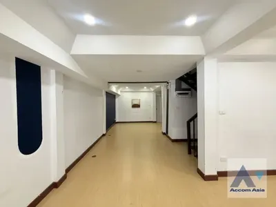 6-bed house for rent near MRT Sukhumvit, photo 1 of 5