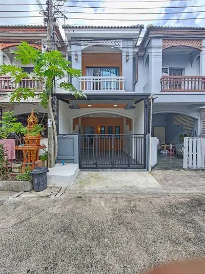 3-bed townhouse for sale near ARL Lat Krabang, photo 1 of 5