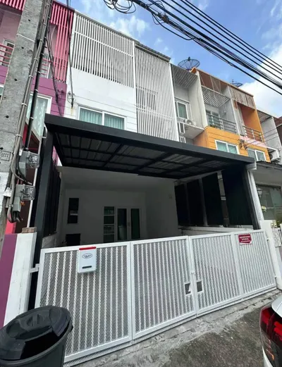 3-bed townhouse for rent near MRT Outer Ring Road-Ram Inthra, photo 2 of 5