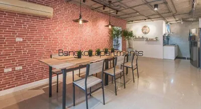 Condo 2 chambres à louer près de la station BTS Asok, photo 1 sur 5