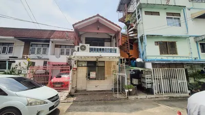 2-bed townhouse for sale near MRT Yaek Lam Sali, photo 1 of 5