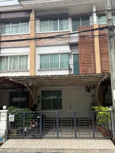 Maison de ville 3 chambres à vendre près de la station MRT Lat Phrao 101, photo 1 sur 5