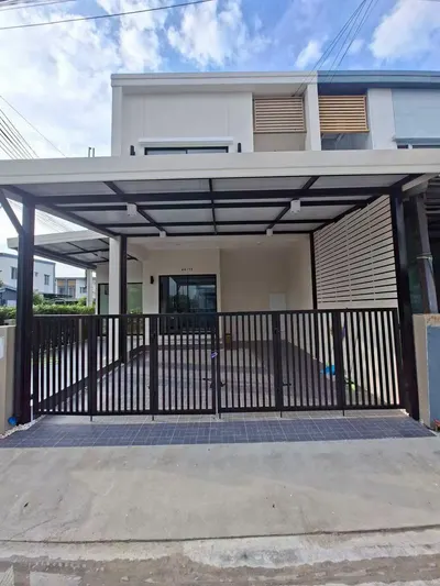 Maison de ville 4 chambres à vendre près de la station MRT Khlong Bang Phai, photo 1 sur 5
