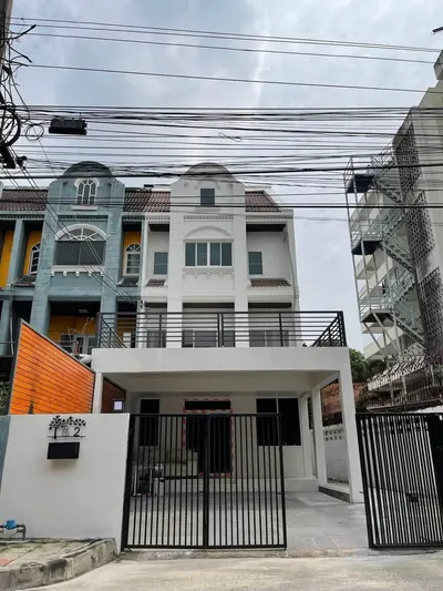 Maison 3 chambres à louer près de la station MRT Mahatthai, photo 1 sur 5
