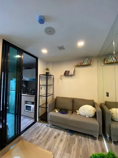 1-bed condo for rent near MRT Huai Khwang, photo 1 of 5