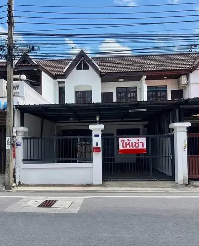 3-bed house for rent near MRT Huai Khwang, photo 1 of 5
