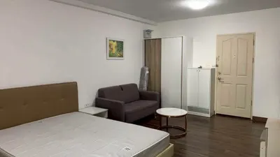 Studio condo for rent near MRT Huai Khwang, photo 1 of 4