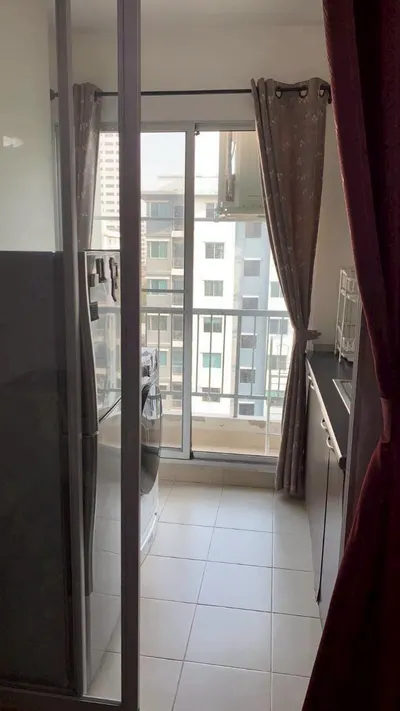 Studio condo for rent near MRT Huai Khwang, photo 2 of 4