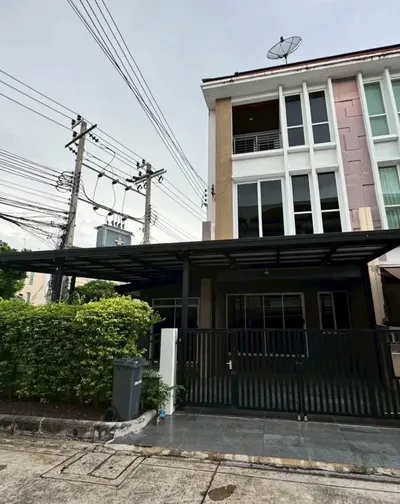 2-bed townhouse for rent near MRT Lat Phrao, photo 1 of 5