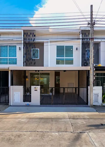 3-bed townhouse for sale near MRT Bang Phlu, photo 1 of 5