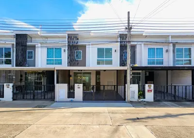 3-bed townhouse for sale near MRT Bang Phlu, photo 2 of 5