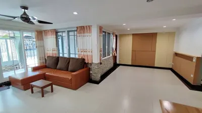 3-bed townhouse for rent near MRT Sukhumvit, photo 2 of 5
