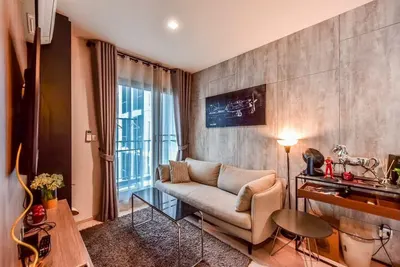 2-bed condo for rent near BTS Victory Monument, photo 1 of 5
