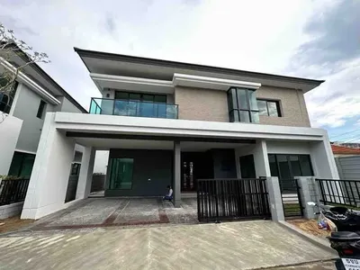 Maison 4 chambres à louer près de la station MRT Bang Kapi, photo 1 sur 5