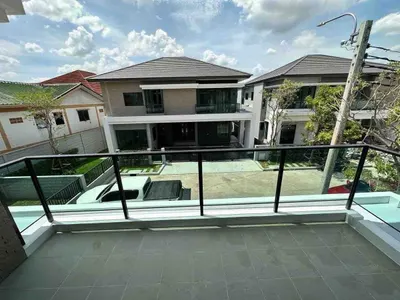 Maison 4 chambres à louer près de la station MRT Bang Kapi, photo 2 sur 5