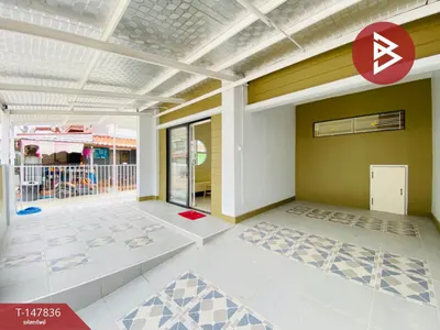 Maison de ville 3 chambres à vendre près de la station ARL Lat Krabang, photo 3 sur 5