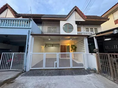 Maison de ville 2 chambres à vendre près de la station MRT Lat Phrao 83, photo 1 sur 5