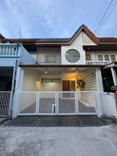 Maison de ville 2 chambres à vendre près de la station MRT Lat Phrao 83, photo 2 sur 5