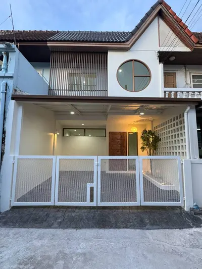 Maison de ville 2 chambres à vendre près de la station MRT Lat Phrao 83, photo 3 sur 5