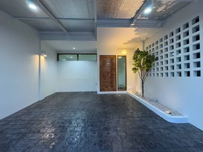 Maison de ville 2 chambres à vendre près de la station MRT Lat Phrao 83, photo 4 sur 5