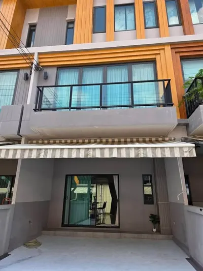 3-bed townhouse for rent near ARL Ban Thap Chang, photo 1 of 5