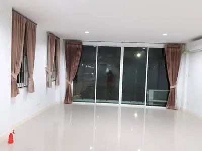 Maison de ville 3 chambres à louer près de la station MRT Lat Phrao 101, photo 3 sur 5