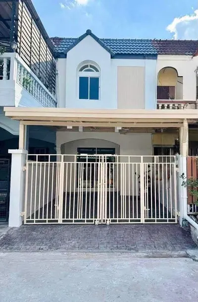 2-bed townhouse for sale near MRT Lat Phrao 71, photo 1 of 5