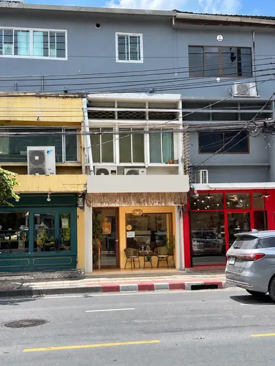 Local commercial à louer près de la station BTS Ekkamai, photo 1 sur 2