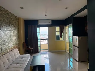 2-bed condo for rent near MRT Huai Khwang, photo 1 of 5