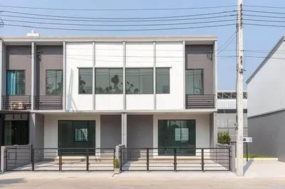 ARL ラートクラバン駅周辺の3ベッドルーム一戸建て（賃貸）、写真1/5