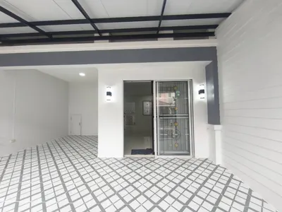 ARL ラートクラバン駅周辺の3ベッドルームタウンハウス（売買）、写真2/5