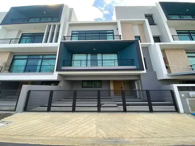 ให้เช่าทาวน์เฮาส์ 3 ห้องนอน ใกล้ MRT บางกะปิ รูปที่ 1 จาก 5