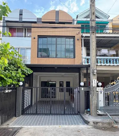 Maison de ville 6 chambres à vendre près de la station MRT Lat Phrao 83, photo 1 sur 4