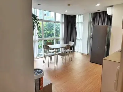 Condo 2 chambres à louer près de la station BTS Wongwian Yai, photo 3 sur 5