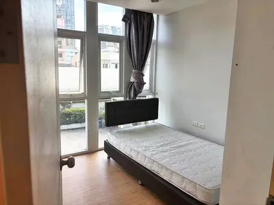 Condo 2 chambres à louer près de la station BTS Wongwian Yai, photo 2 sur 5