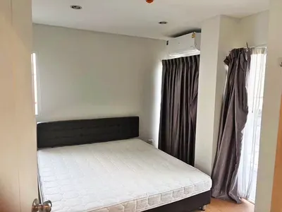Condo 2 chambres à louer près de la station BTS Wongwian Yai, photo 1 sur 5